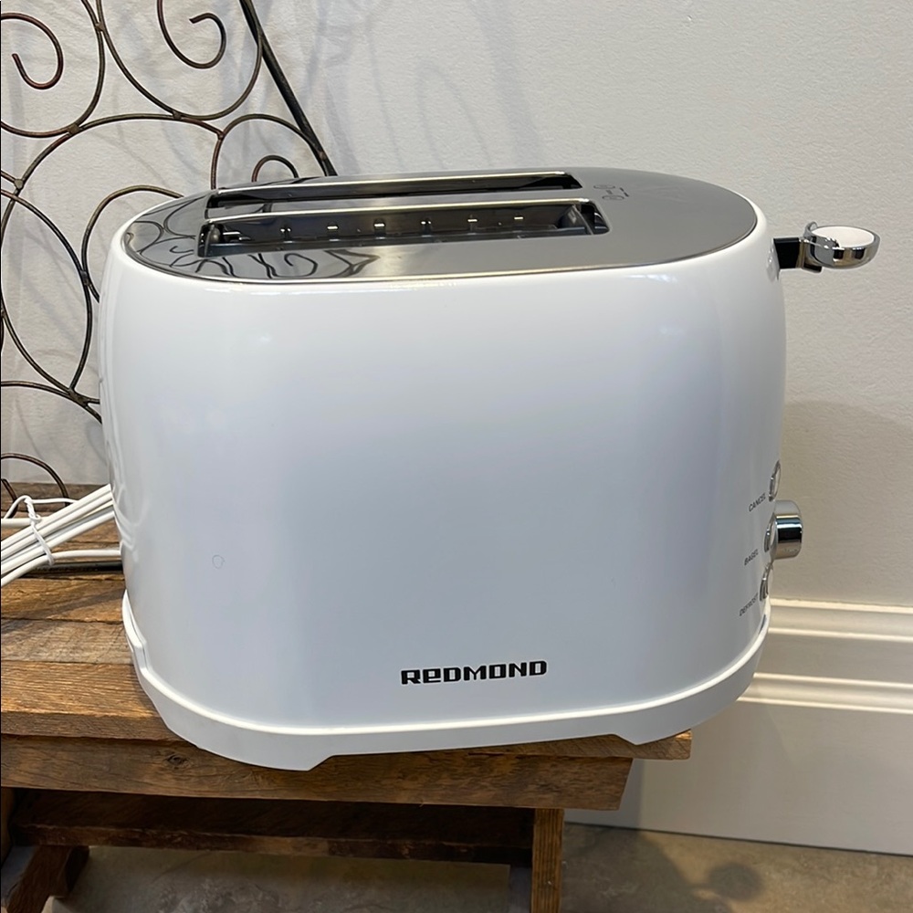 Redmond White 2-Slice Toaster